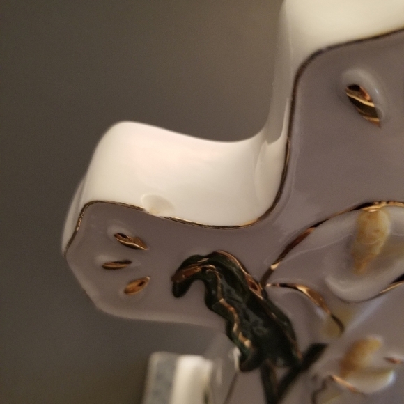 Vintage Beautiful Porcelain Cross with Calla Lily Flowers 4.2" x 2.7" and 7.1"T - Picture 5 of 6